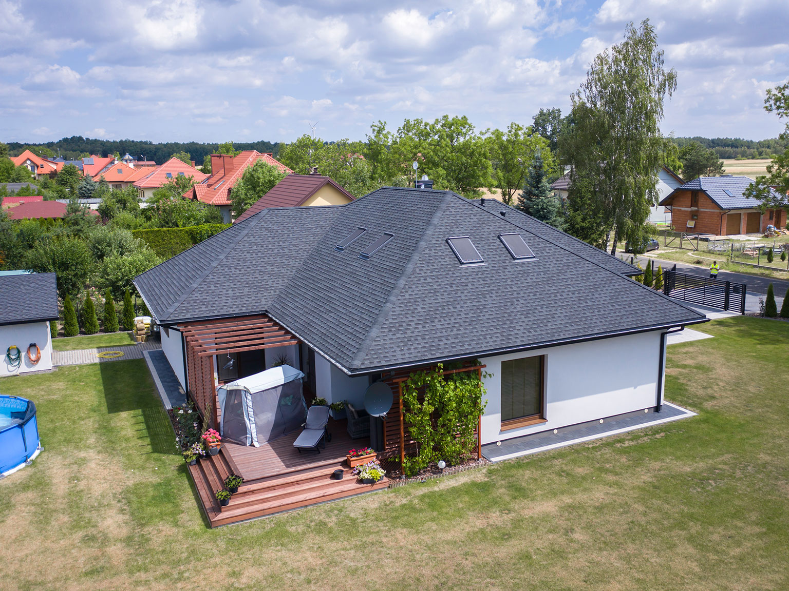 Dach z ciekawej perspektywy, ukazujący strukturę gontu